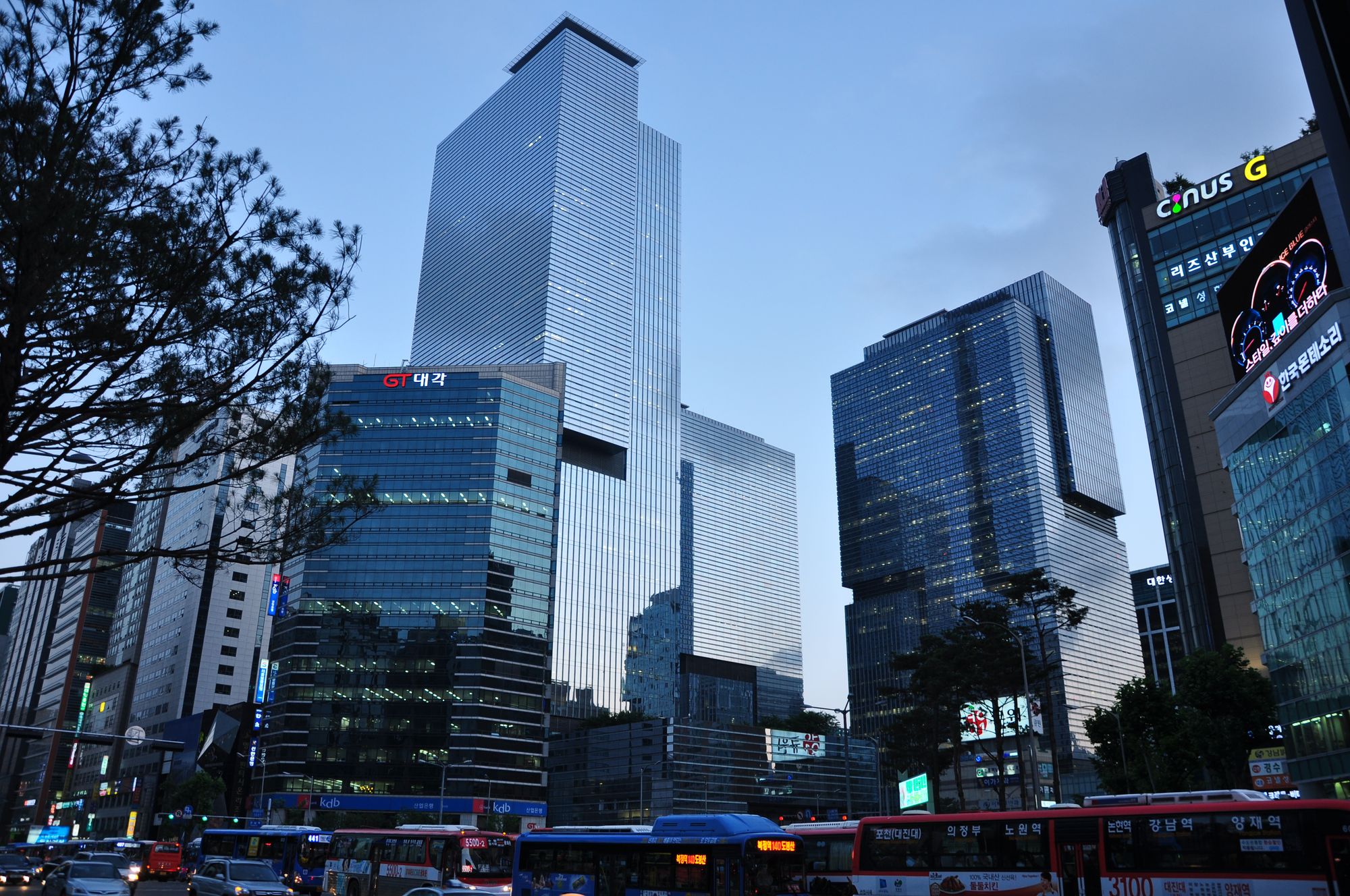 Where did Top Conglomerates invest in the startups?