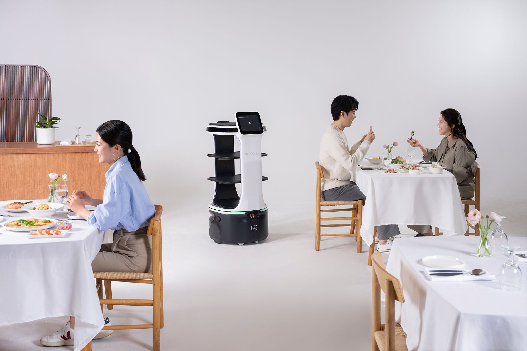 KT Unveils Next-Gen AI Service Robots for Restaurants